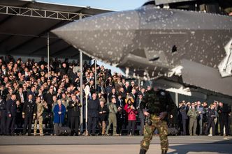 2.200 befant seg på tribunen da det torsdag ettermiddag var seremoni for Nederlands første operative F-35. Foto: Det nederlandske forsvarsdepartementet