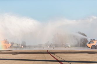 Vannsalutt ble i stedet skumbad fra to E-One-brannbiler da Nederlands første operative F-35A landet på Leeuwarden torsdag ettermiddag. Foto: Det nederlandske forsvarsdepartementet