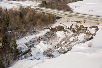 E18 i Vestfold ble stengt i begge retninger etter at det gikk et ras under Skjeggestadbrua. E18-trafikken måtte i lang tid føres gjennom Holmestrand sentrum. Foto: Tore Meek/NTB Scanpix