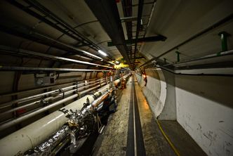 Cern er blant annet berømt for den 27 kilometer lange LHC-tunnelen, som fant Higgs-bosonet i 2012. Nede til høyre i bildet ser du rørene partiklene sendes gjennom i en fart tett opp til lysets hastighet. Foto:  Mathias Klingenberg