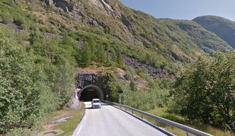 Finsåstunnelen er med sone 2412 meter den lengste av de tre tunnelen som skal rehabliteres. Foto: Googlemaps