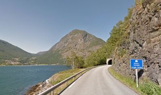 Kolnostunnelen ligger på fylkesvei 53 langs Årdalsfjorden. Foto: Google maps