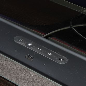 På toppen av lydplanken er det knapper for å endre kilde, skifte til Bluetooth-modus eller justere lydvolumet. Legg også merke til knappen lengst til høyre, som lar deg skru av mikrofonen. Foto: Kurt Lekanger