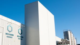 DØGNET RUNDT: Her på fabrikken på Raufoss Industripark produserer Hexagon Ragasco gassbeholdere døgnet rundt, helt uberørt av menneskehender. Helt siden starten de hatt utstyr fra Bosch Rexroth på fabrikken. Foto: Delta V