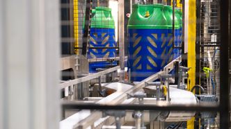 SIKKERHETSPRODUKT: – Robotene gjør jobben på samme måte hver gang, sier produksjonssjef Ronny Skjølås. Foto: Delta V