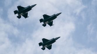 Tre F-35A flyr i formasjon over Rygge i forbindelse med at flyene nå er erklært operative. Foto: Eirik Helland Urke