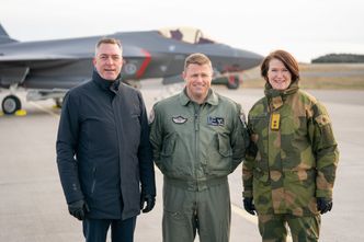 Forsvarsminister Frank Bakke-Jensen, oberstløytnant Ståle Nymoen, sjef 332 skvadron og generalmajor Tonje Skinnarland, sjef Luftforsvaret, under IOC-markeringen onsdag. Foto: Eirik Helland Urke
