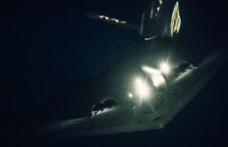 Et stealthbombefly av typen B-2 Spirit fyller drivstoff fra en KC-135 Stratotanker over Norskehavet 5. september. Foto: Staff Sgt. Jordan Castelan