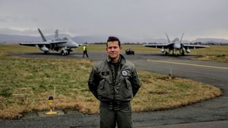 Oberstløytnant Saku «Shake» Joukas foran to finske F-18 Hornet på Ørland flystasjon. Foto:  Per Erlien Dalløkken