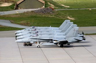 Fire finske F/A-18C Hornet på Bodø flystasjon i forbindelse med Arctic Challenge Exercise 2015. Foto: Torbjørn Kjosvold / Forsvaret / Forsvaret