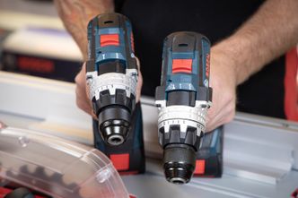 Hammer-symbolet på drillen til høyre avslører at dette er GSB-versjonen — den med slagborfunksjon. Foto:  Delta V