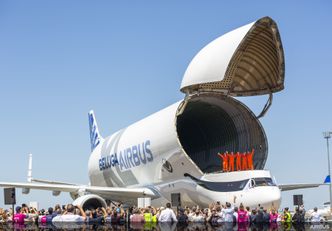 Testflygerne har åpnet den enorme lasteromdøra i «pannebrasken» på Beluga XL nummer to etter jomfruferden i april. Foto: Airbus
