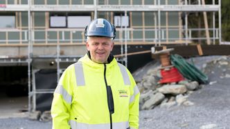 Ti leiligheter, fra 58 til 81 kvadramtmeter er klare for innflytting i november. Leder i Bindegruppen, Jørgen Binde, sier de vil fortsette å bygge denne type leiligheter om interessen er stor nok. Foto:  Håvard Zeiner