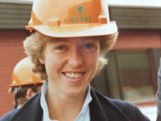 Aasheim på et fabrikkbesøk i 1981, under studietiden ved Norsk Handelshøyskole. Lite ante hun den gang om at hun senere skulle lede gigantiske Norsk Hydro. Foto: Privat