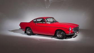Volvo P1800 har vært en viktig inspirasjonskilder for Polestar 1, ikke minst linjen fra taket og bakover. Foto: Volvo