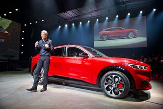 Murat Gueler foran Mustang Mach-E. Foto:  Mathias Klingenberg