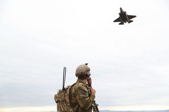 Et F-35A passerer lavt over en soldat på Tarva skytefelt. Luftforsvaret har nå erklært IOC med de nye kampflyene, det vil si at de er operative. Foto: Torbjørn Kjosvold / Forsvaret