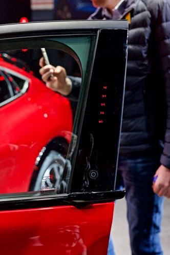 Mach-E har ikke vanlige håndtak, men en knapp for å åpne dørene. Du kan låse opp bilen med mobilen, men du kan også benytte kodekombinasjoner via panelet avbildet. Foto:  Mathias Klingenberg