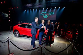 Fra venstre: Mustang-sjefsingeniør Matthias Tonn, Mach-E-sjefsdesigner Murat Gueler og Ford Norge-sjef Per Gunnar Berg. Foto:  Mathias Klingenberg