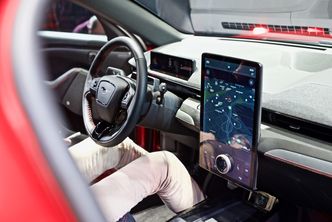 Infotainmentsystemet er utviklet fra bunnen hos Ford, og skal ha særlig gode egenskaper med tanke på navigasjon med elbil. Foto: Mathias Klingenberg