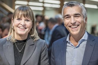Anette Aanesland, i Nye Veier, og Pablo Ovejas, i FCC Construcción er glade for å ha signert kontrakt i dag. Foto: Øyvind Nordahl, Nye Veier
