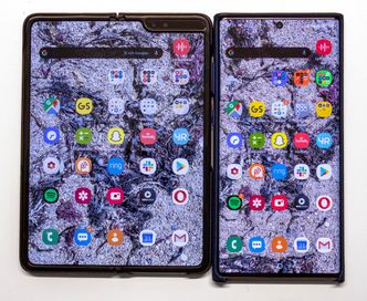 Stor og aller størst: Galaxy Note 10+ har en svær skjerm. Men den blir liten mot en utbrettet Fold-skjerm. Foto: Odd Richard Valmot