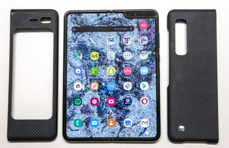 Dobbeldeksel: Det følger med et solid beskyttelsesdeksel i to deler. Lurt, for denne telefonen har du ikke lyst til å knuse. Foto: Odd Richard Valmot