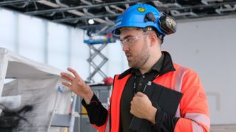 SKAPERGLEDE: Espen forteller engasjert om arbeidet på det nye Nasjonalmuseet. Foto: Delta V