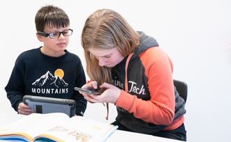 Robert Angelius Talberg (9) og Johanne Helene Walker Ørka (12) er erfarne brukere av flere tekniske hjelpemidler. Foto:  Eirik Helland Urke