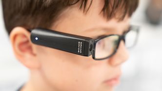 Orcam-boksen veier 22,5 gram og festes på brillene. Foto:  Eirik Helland Urke