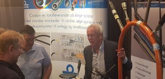 Leverandørene er svært interesserte i å være til stede under Fjellsprengningskonferansen. De 34 utstillerplassene i foajeen utenfor konferansesalen ble fylt opp i løpet av to dager. Foto: Per Helge Seglsten