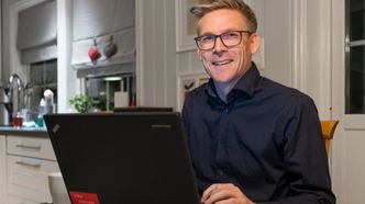 MANGE FORDELER: – Analyseprogrammet vårt gir full oversikt over differansen i pris og dekning i ulike forsikringer, sier forsikringsrådgiver Knut Ivar Strømstad. Foto: Delta V