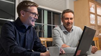 GRATIS HJEMMEBESØK: – Jeg må si jeg er veldig fornøyd servicen og fleksibiliteten til Tryg. Knut Ivar har fikset og ordnet til alle døgnets tider, sier NITO-medlem Jarle Sæthermoen. Foto: Delta V