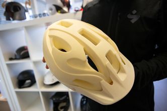 Raske prototyper: Sweet Protection har jobbet med 3D-printere helt siden oppstarten i 2000, men det er først nå nylig de har fått sine egne. De går døgnet rundt, og brukes spesielt mye til å lage design og utforming av deler som må testes hver for seg før de settes sammen til et helt produkt – som denne sykkelhjelmen. Foto: Mona Strande/Teknisk ukeblad