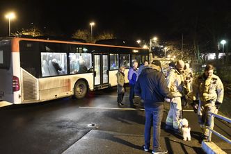 Beboerne i flere hus er evakuert og E39 er stengt som følge av lekkasje etter brudd på en vannledning i Sandviken i Bergen. Foto: Marit Hommedal/NTB Scanpix