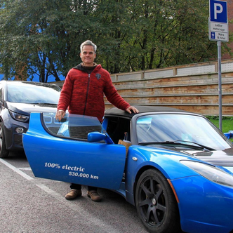 Hansjürgen Gemmingen har kjørt flere ganger til Nordkapp med Teslaene sine. Her er han fotografert i Oslo i 2017. Foto: Norsk elbilforening