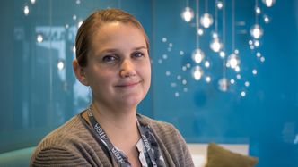 NYANSATT: – Jeg begynte i august, så det har vært fint for meg å bli bedre kjent med nye kollegaer, sier Åsne Holtklimpen som jobber som seniorkonsulent innen Digital Workspace. Foto: Delta V