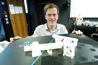 Selvlærende: Roboten skal selv lære seg hvordan den kan tilpasse seg terrenget, poengterer Kyrre Glette. Foto:  Ola Sæther