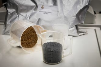 Skallet som separeres fra kaffebønnene under brenning, såkalt chaff, brukes som en av flere elementer i den nye bioplasten. Foto: Ford
