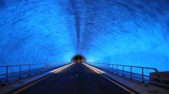 Formidabel hall midt inne i fjellet. Årsdøgntrafikken i den nye tunnelen kan bli alt mellom 4000 og 8000, anslår Vegvesenet. Foto: Bjørn Olav Amundsen