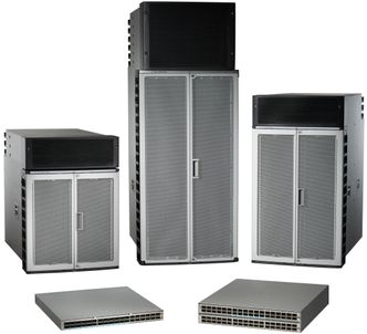 Ruter-serien Cisco 8000 består så langt av to ruterprodukter og tre kabinetter. Den minste ruteren, 8201, har 24 stykk 400 Gbit-porter og 12 stykk 100 Gbit-porter. Den største ruteren, 8202, har 12 stykk 400 Gbit-porter og 60 stykk 100 Gbit-porter. Foto: Cisco
