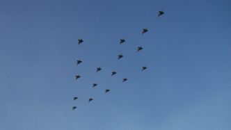 JAS Gripen flyr i juletreformasjon over Skara i Sverige tirsdag. Bildet er innsendt av leser. Foto: Gustav Perman