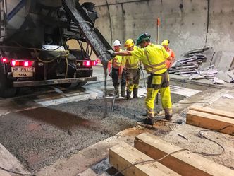 Consto skifter ut krakelert CG (cementbasert grus) i veibanen. Foto:  Bjørn Olav Amundsen