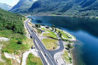 E39 forbi campingplassen Jølster Panorama. Tidligere gikk vegen gjennom campingplassen. Foto:  Statens vegvesen