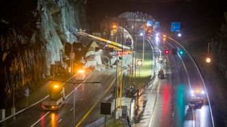 Oppryddingen har foregått helt siden raset gikk på E18 ved Bommestad i Larvik, sent fredag kveld. Foto: Terje Pedersen/NTB Scanpix