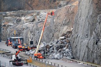 Mannskaper i arbeid etter at fjellblokka som stod igjen etter raset ved E18 ved Bommestad ble sprengt tirsdag formiddag. Foto: Terje Bendiksby/NTB Scanpix