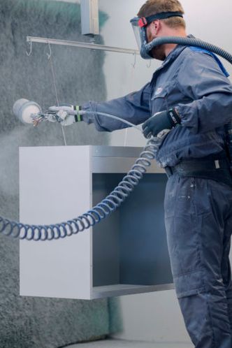 Nå produseres én kjøkkenhette i timen. Helt etter kundens ønsker. Foto:  Røros metall