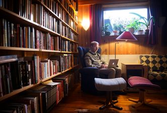 Skype. Her, i en krok i kjelleren omgitt av bøker, er det mange nattmøter med klimaforskere i andre tidssoner som sammen forbereder neste FN-rapport. – Møtetider må jo gå litt på omgang når hele verden er representert. Jeg sitter her fordi det er lengst fra soverommene, sier Samset. Foto:  Sverre Chr. Jarild