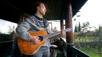 Når komplekse problemstillinger virker fastlåste tar han frem gitaren. Musikken gir ham ro, tankene flyter friere, og gordiske klimaknuter løses opp. Foto:  Sverre Chr. Jarild