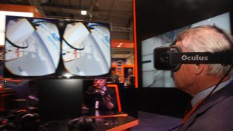 Tidligere Wärtsilä-direktør, Bjørn Rosengren, prøver Oculus Rift med en virtuell berg- og dalbane-tur rundt et gasskip designet av selskapet. Bilde: Tore Stensvold